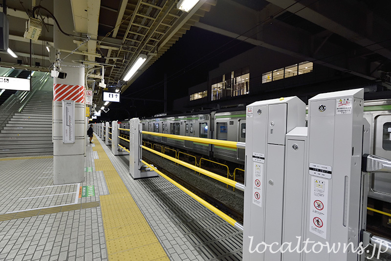 拝島駅の昇降式ホーム柵