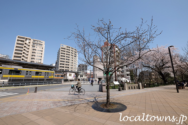 三鷹駅の桜と停車中の総武線
